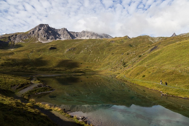 Im Schwellisee spiegelt sich der Felsgrat des Tschirpen. Vor langer Zeit stand dieser See noch in einem Arvenwald. Bild: Markus Ruff