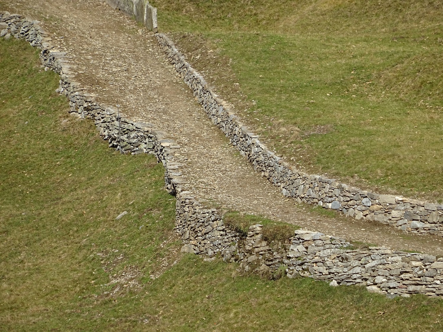 Kunstvoll errichtete Trockensteinmauern am Weg nach Dagro.