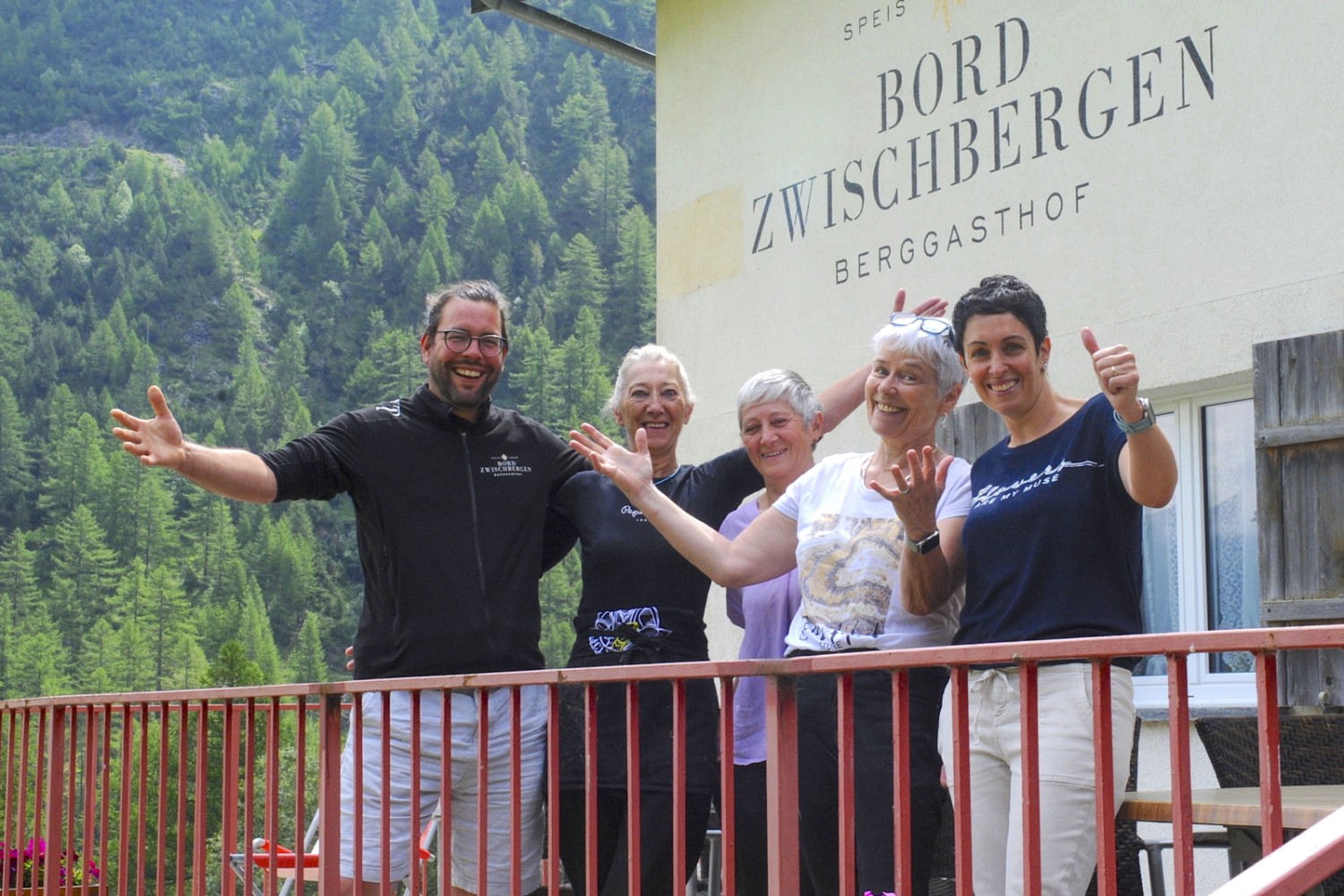 Das Team des Berggasthofs Bord begrüsst seine Gäste an schönen Tagen auf der Sonnenterrasse. Bild: Nathalie Stöckli