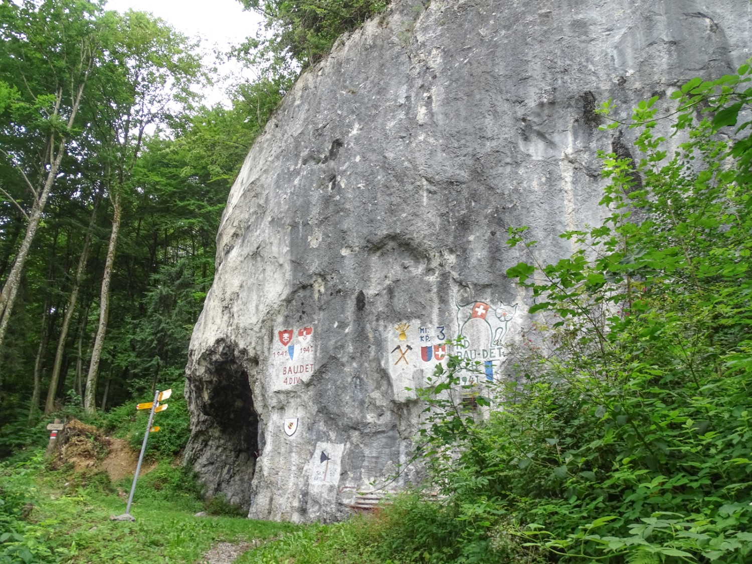 Im Abstieg vom Renggpass; an einem Felsen haben sich Truppen verewigt. Bild: Daniela Rommel