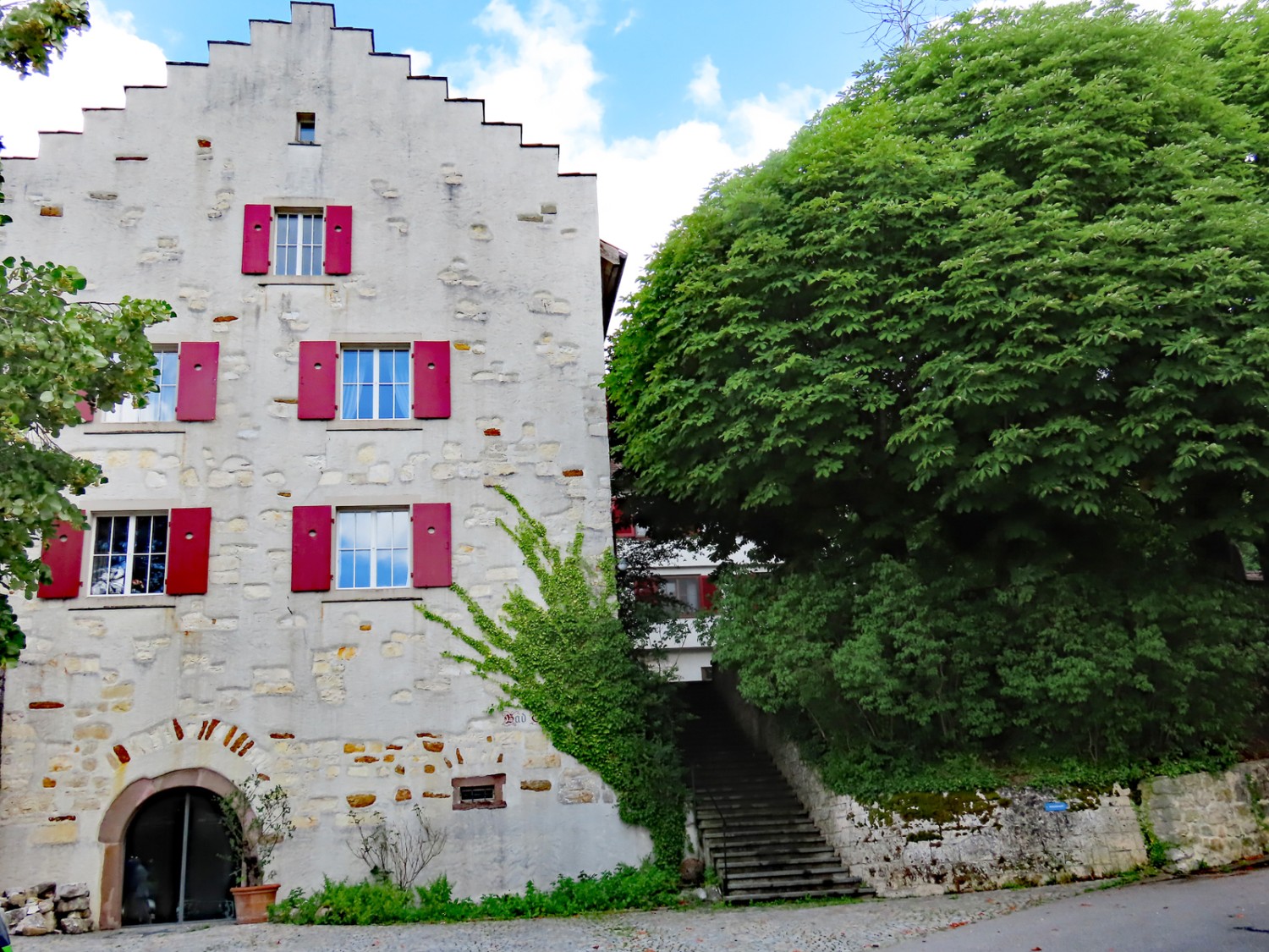 Im Wangetel steht das Gasthaus und Weingut Bad Osterfingen steht. Bild: Heinz Trachsler
