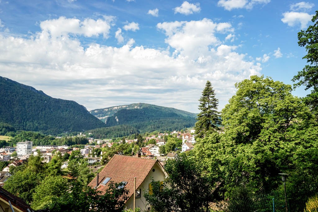 Hinter den Häusern von Moutier hindurch führt das letzte Stück der Wanderung. Gegenüber sind die Gorges de Court zu sehen. Bild: Fredy Joss