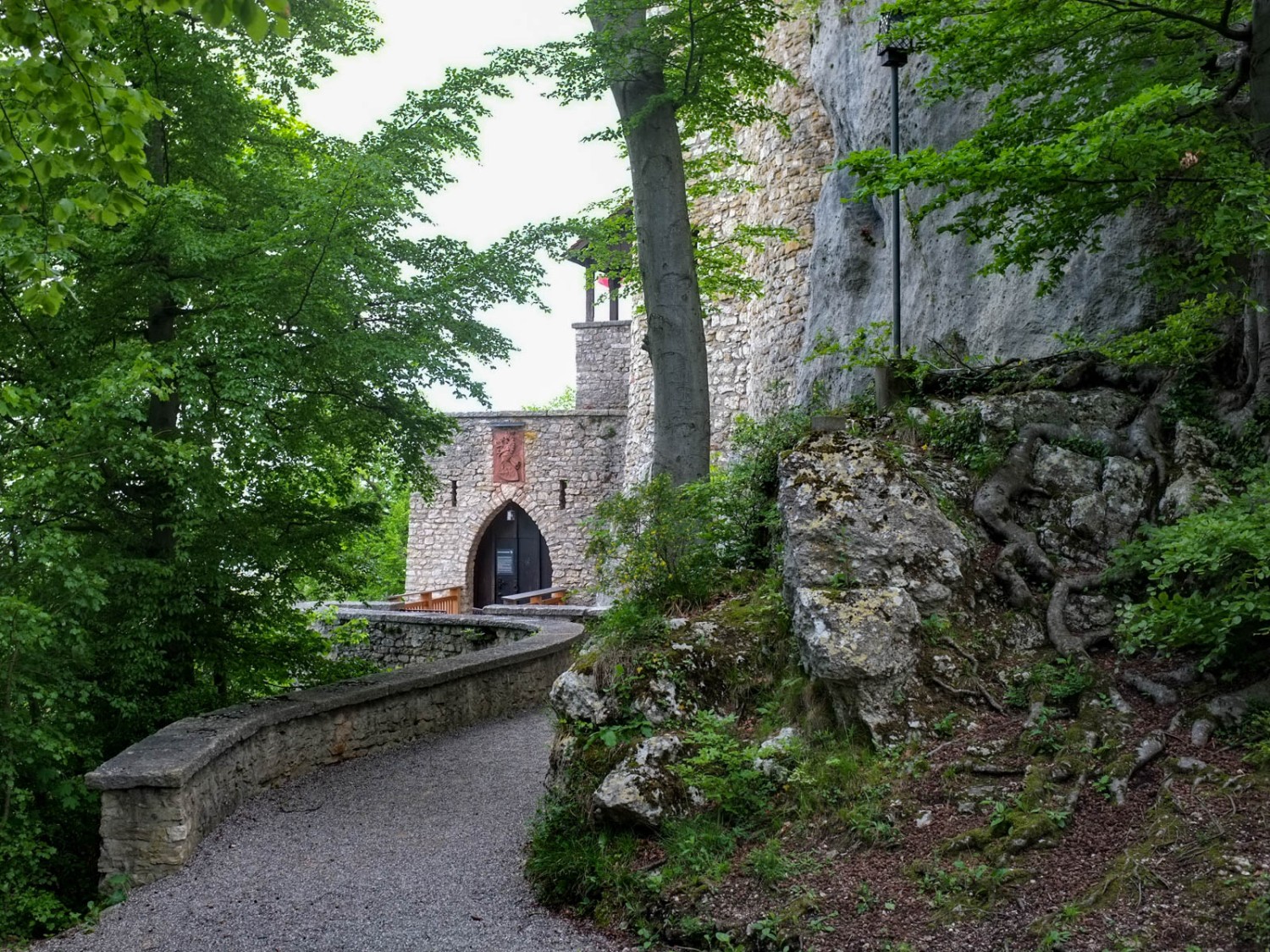 Die Burg wurde in einen steil abfallenden Felssporn gehauen. Bild: Claudia Peter
 
