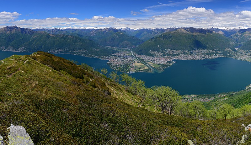 Während des letzten Teils des Aufstiegs auf den Monte Gambarogno schweift der Blick auf das markante Delta von Ascona nach Locarno. Bild: natur-welten.ch