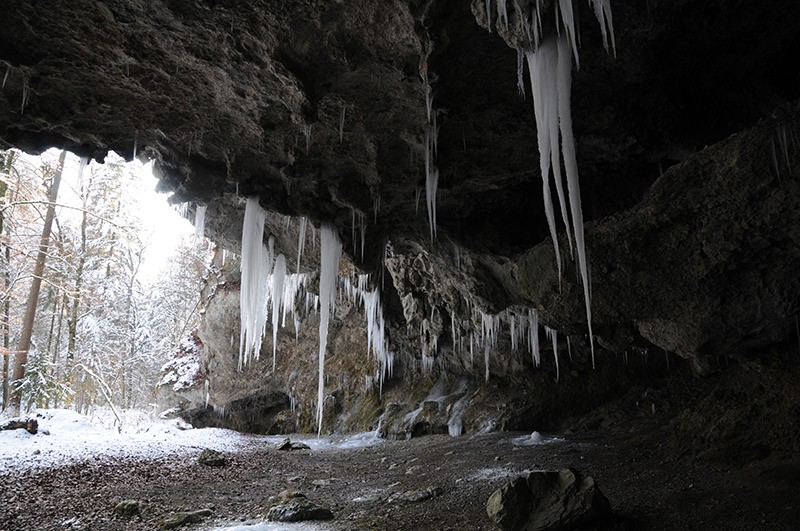In der Grotte im Glütschbachtal hängen manche Eiszapfen von der Decke bis fast zum Boden.