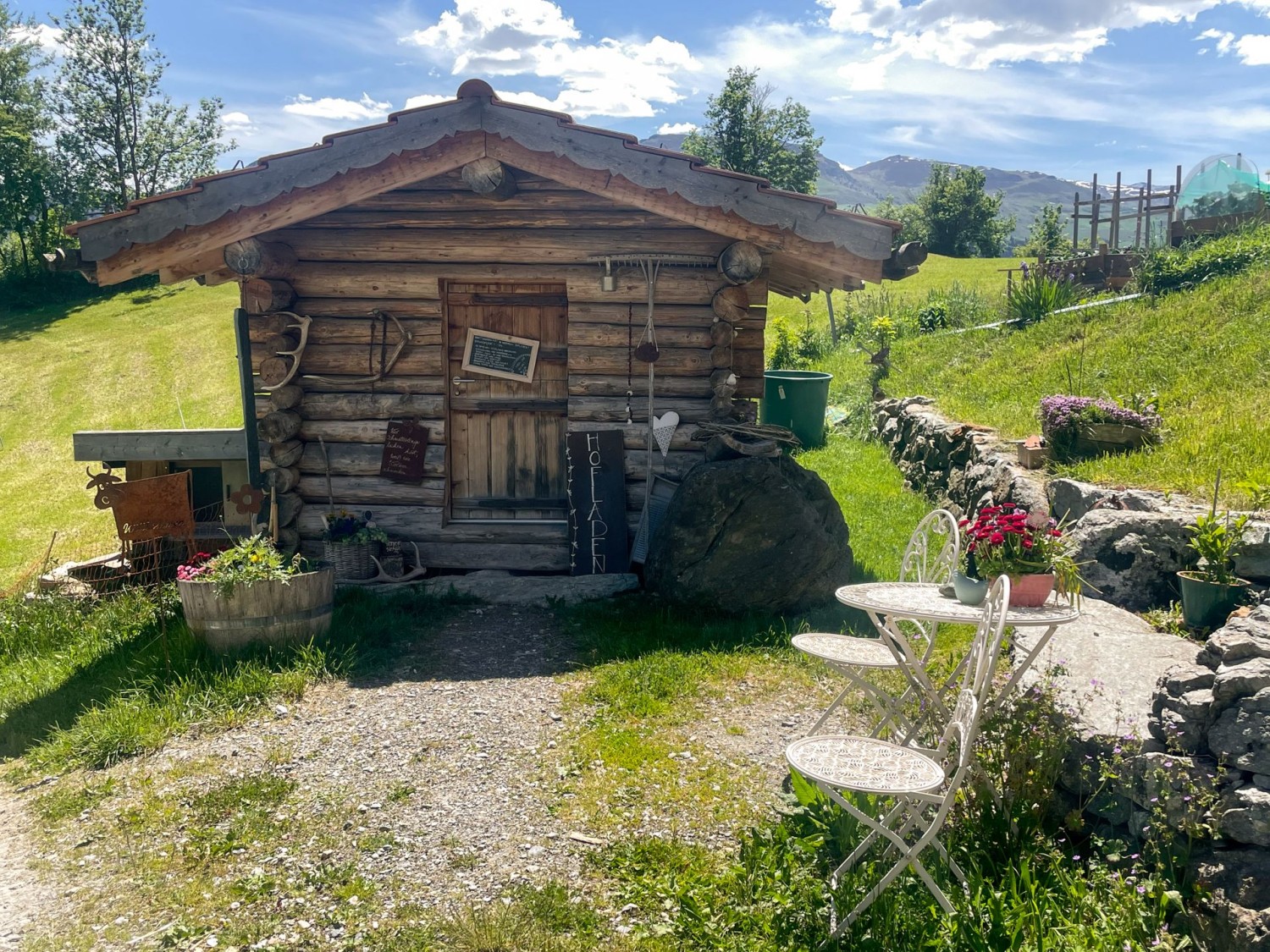 Spaccio della fattoria biologica Termun in fondo al paese di Siat.