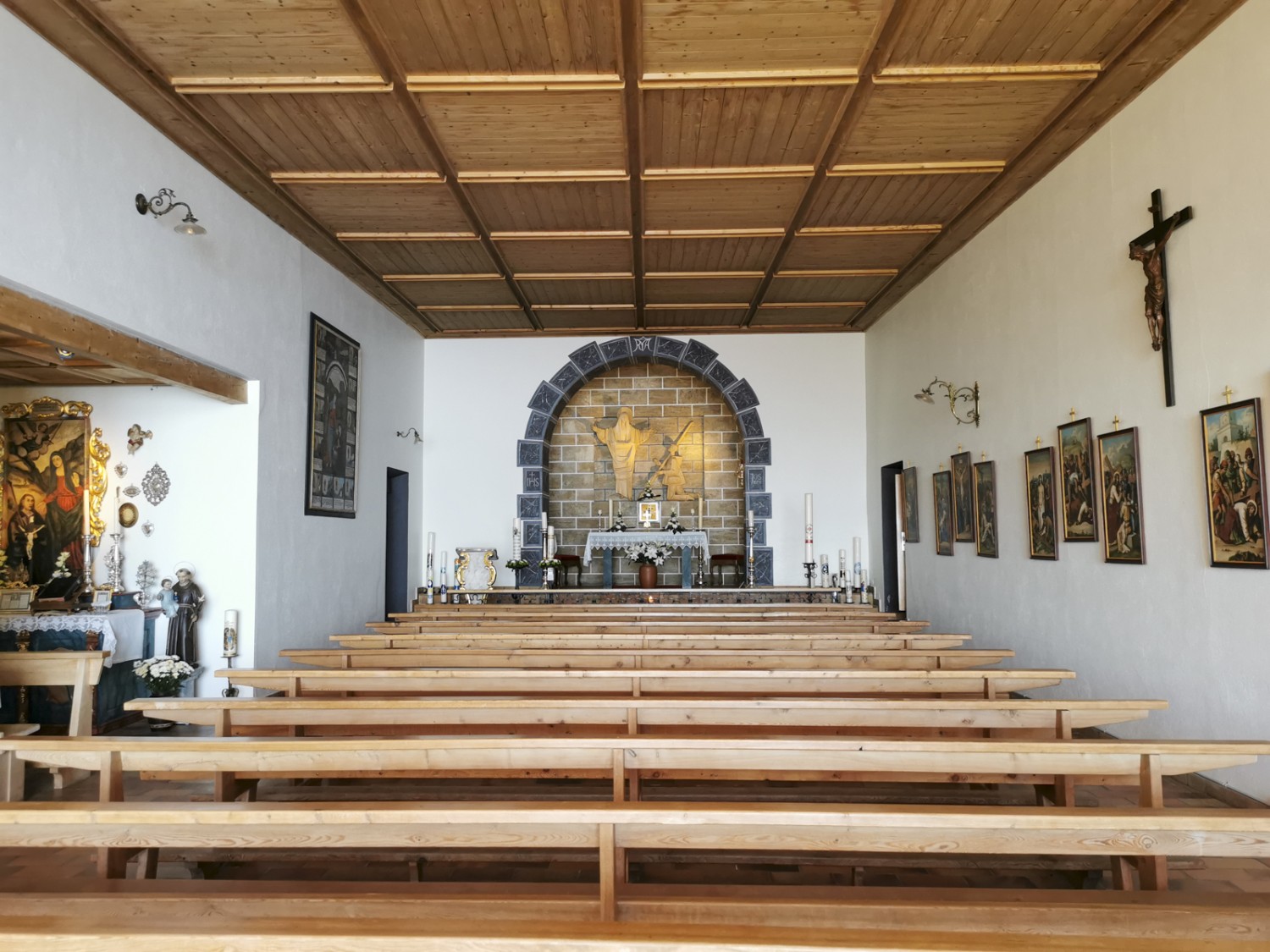 Innenraum der Kirche Ziteil mit dem Altar. Bild: Andreas Staeger