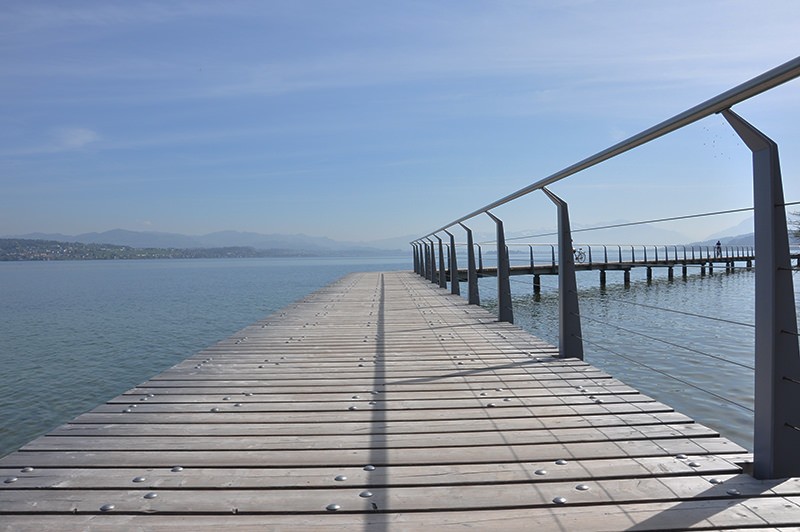 Der Steg des Uferwegs übernimmt optisch die Ruhe des Zürichsees. Bilder: Stephan Jucker, Zürcher Wanderwege