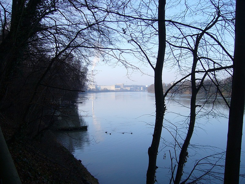 Rheinabwärts zeugen mächtige Industriebauten von der wirtschaftlichen Bedeutung dieser Region.
