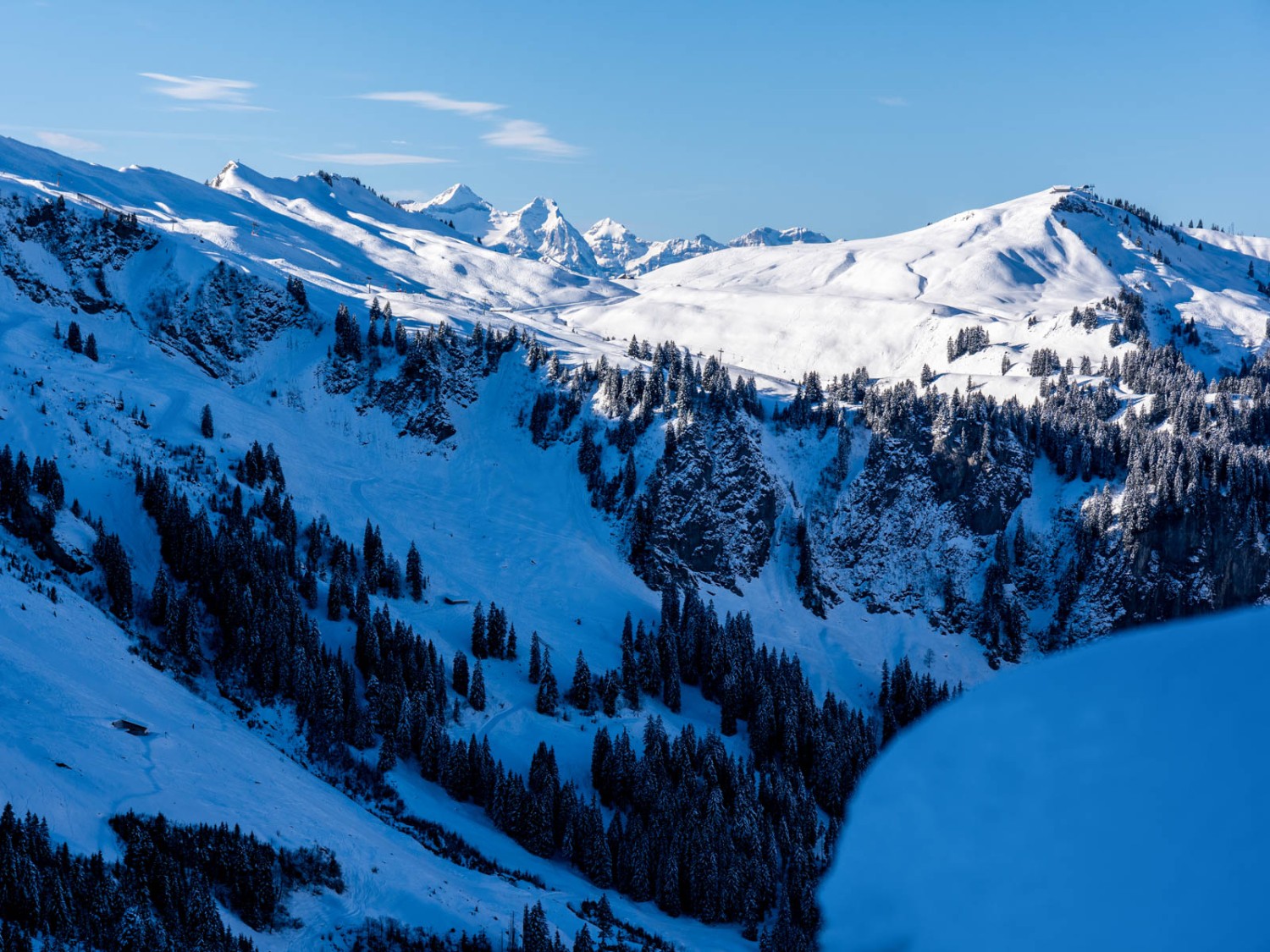 Die wärmende Sonne hat das Skigebiet Hoch-Ybrig bereits erreicht. Bild: Franz Ulrich