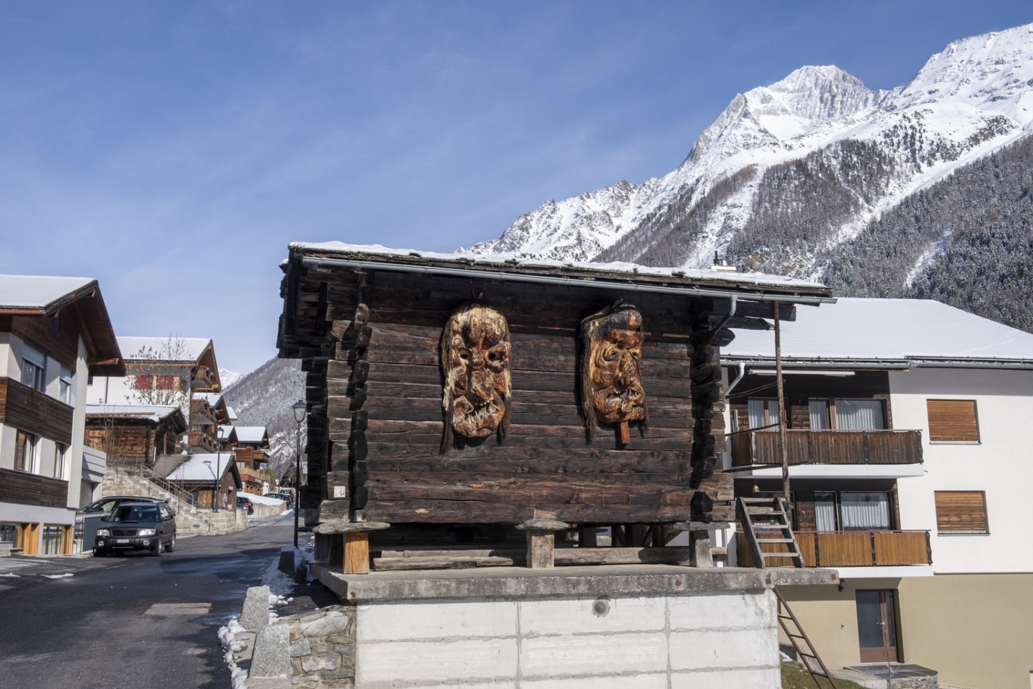 Dans le village de Wiler, quelques maisons s’ornent de masques sculptés dans du bois d’arole évoquant les «Tschäggätä», les personnages du carnaval local. Photo: Markus Ruff