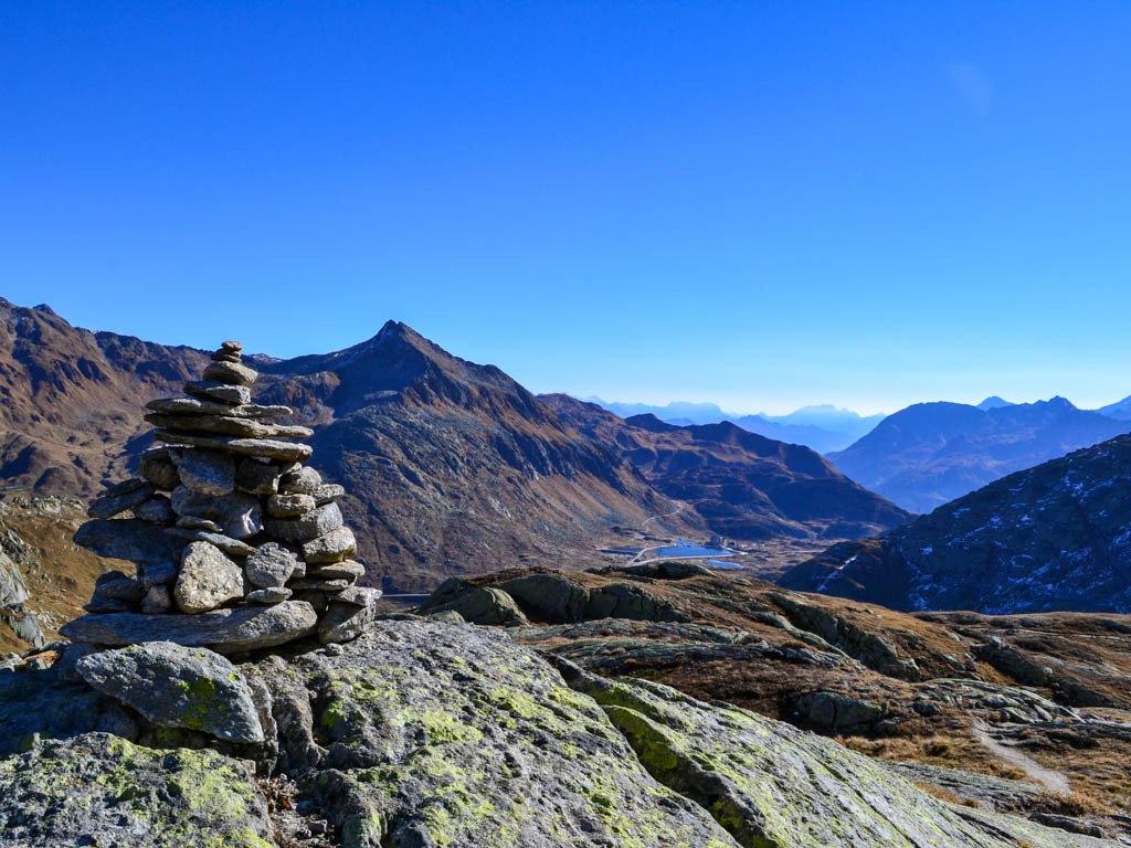 Blick zurück zu den Seen auf der Gotthardpasshöhe. Bild: Sabine Joss