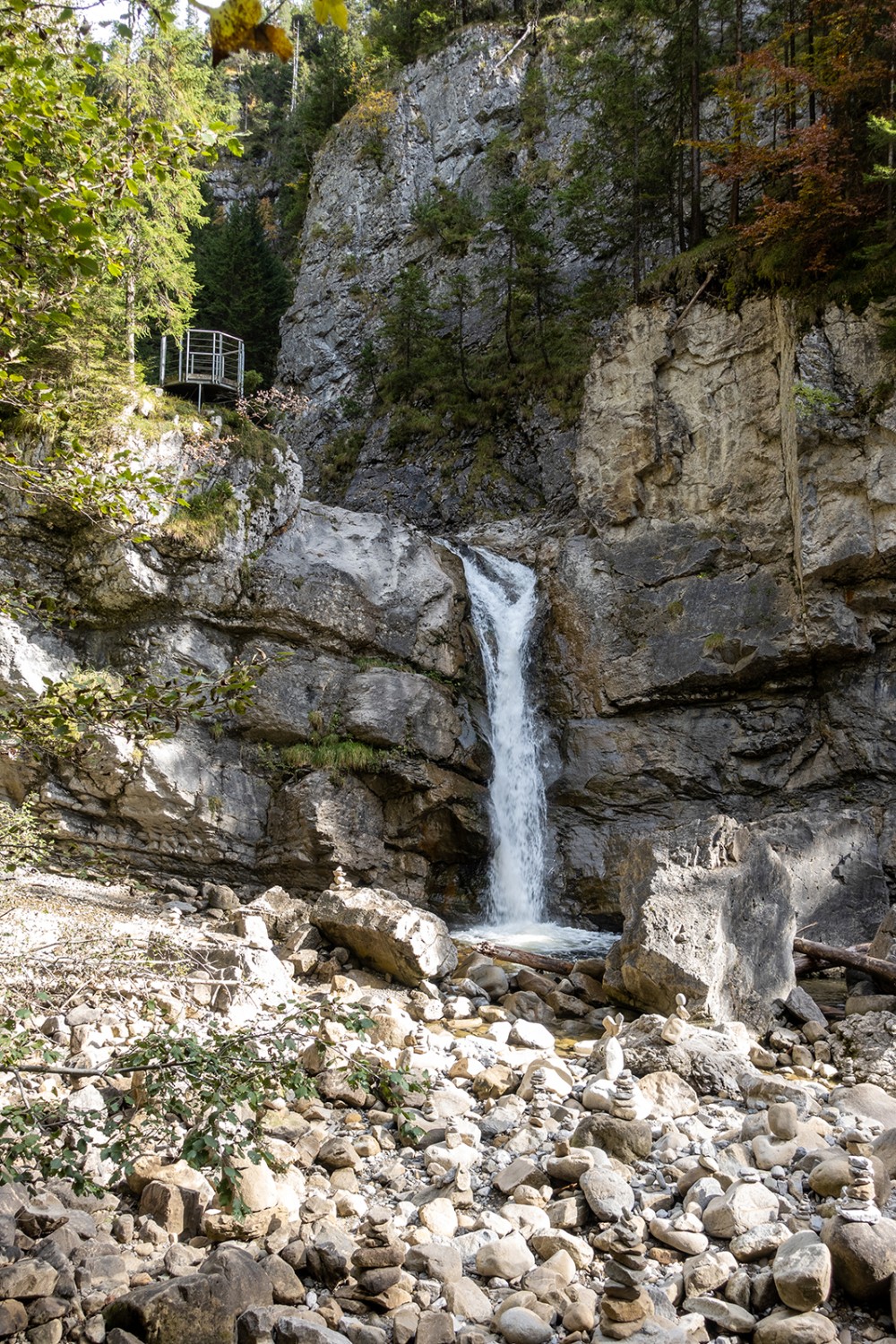 Der Wasserfall im Chessiloch und die Plattform, auf die der Wanderweg führt.