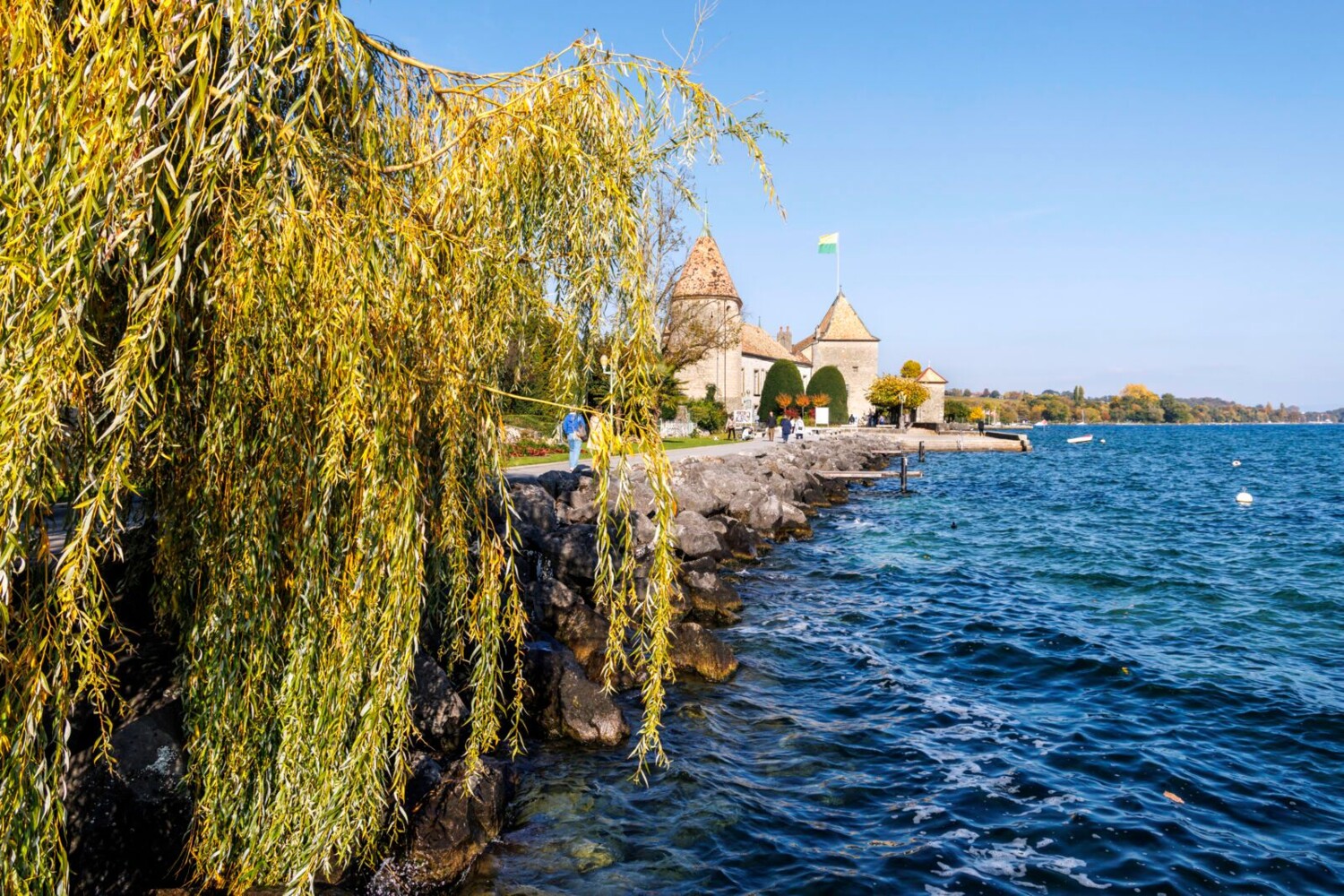 Das Schloss Rolle am Genfersee.