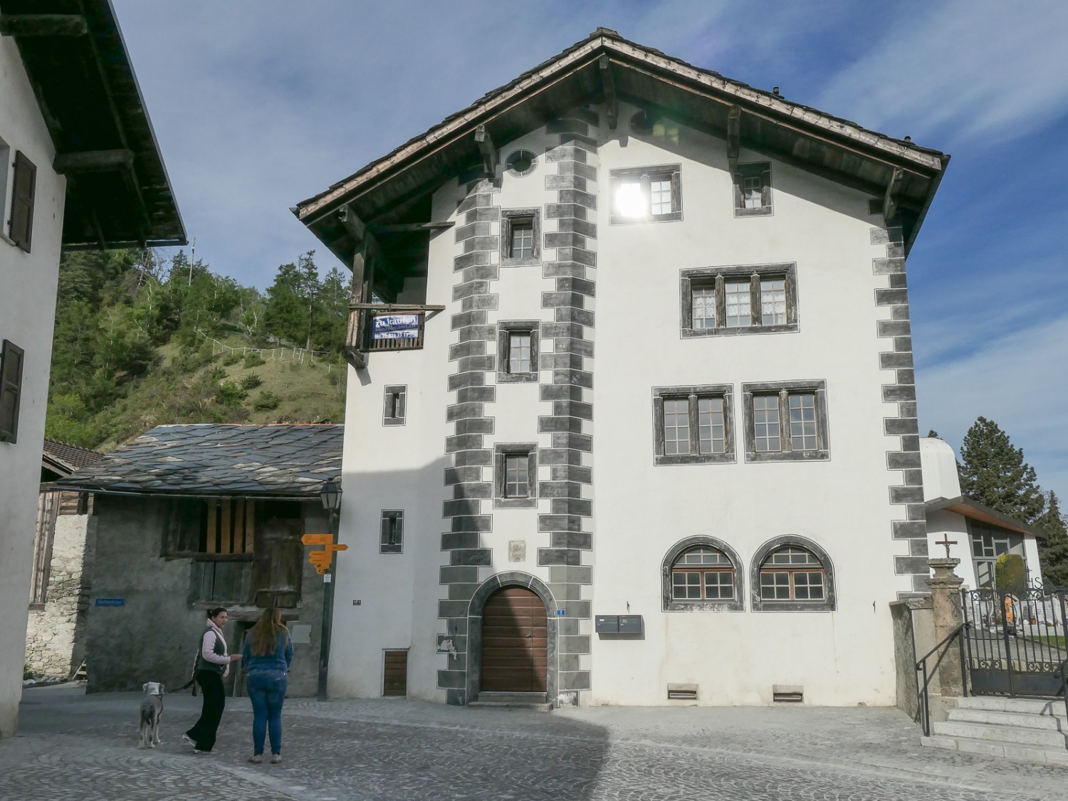 Prächtige Patrizierhäuser im historischen Dorfkern von Turtmann. Bild: Ulrike Marx