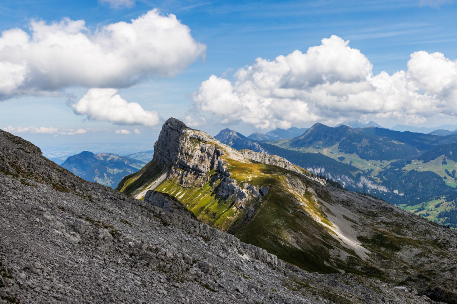 Vom Hängst bietet sich ein schöner Blick über das Entlebuch. Bild: Severin Nowacki