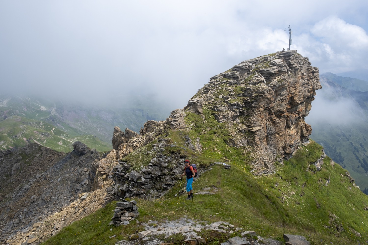Der markante Gulderstock ist der höchste Punkt der Alpinwanderung. Der Abstieg durch das Blockfeld führt zum Guldergrat.