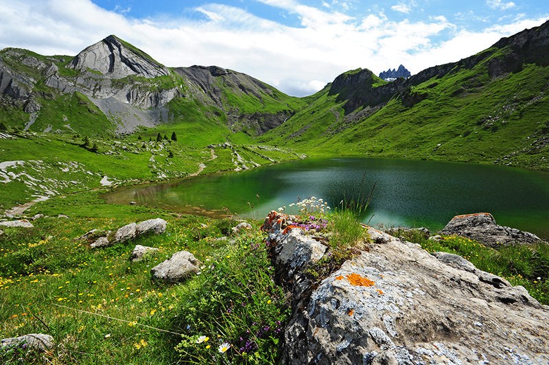 Die Gegend um das Sulsseewli gilt als Kraftort. Linkerhand thront der Ars und rechts hinten die Lobhörner. Bild: natur-welten.ch