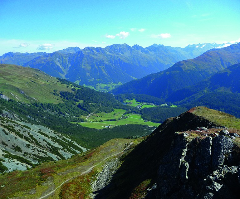 Prächtiges Panorama auf dem Höhenweg und Blick auf den Schwarzsee.