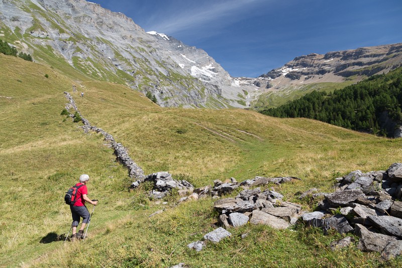 Entre l’alpage de Clabinu et la chapelle de Flüe, le chemin traverse des pâturages. Le col alpin en arrière-plan, la Gitzifurggu, mène dans le Lötschental et le Gasteretal. Photo: Markus Ruff