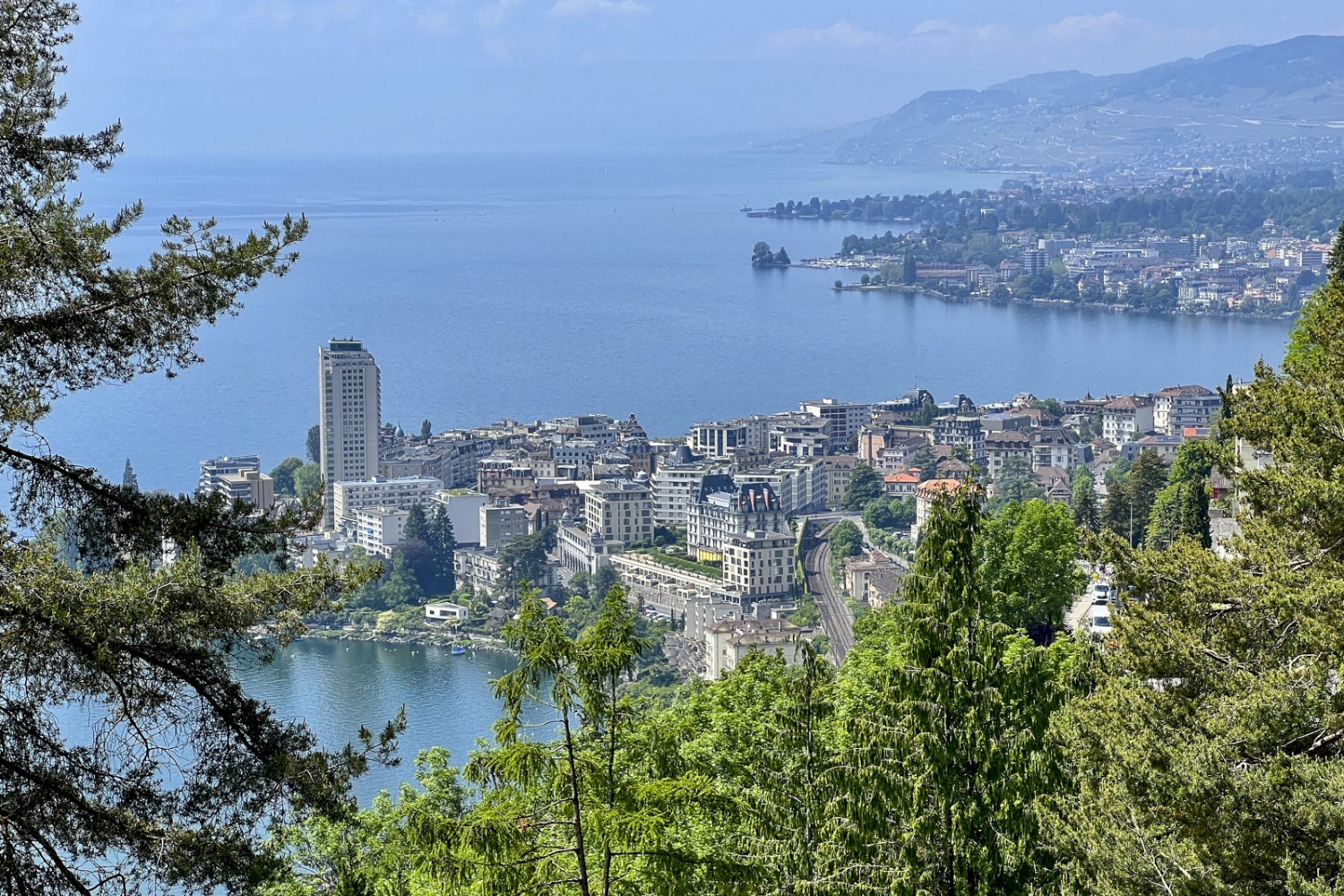 Cette randonnée offre un agréable mélange entre nature verdoyante et coups d’œil sur le lac Léman et ses rives aménagées, comme ici à Montreux. Photo: Pascal Bourquin