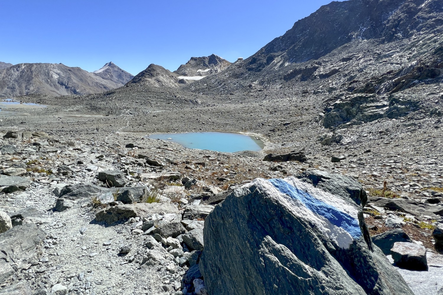 Le petit plateau qui mène de l’Egginerjoch à la cabane Britannia. Photo: Pascal Bourquin