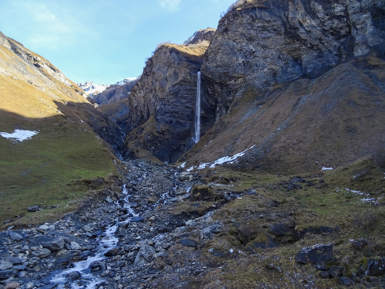 Zur Arena der Wasserfälle bei Batöni