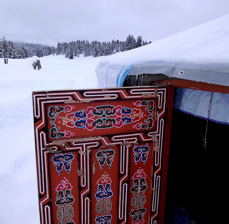 Mitten im Waadtländer Jura treffen Wanderer auf mongolisches Dekor.