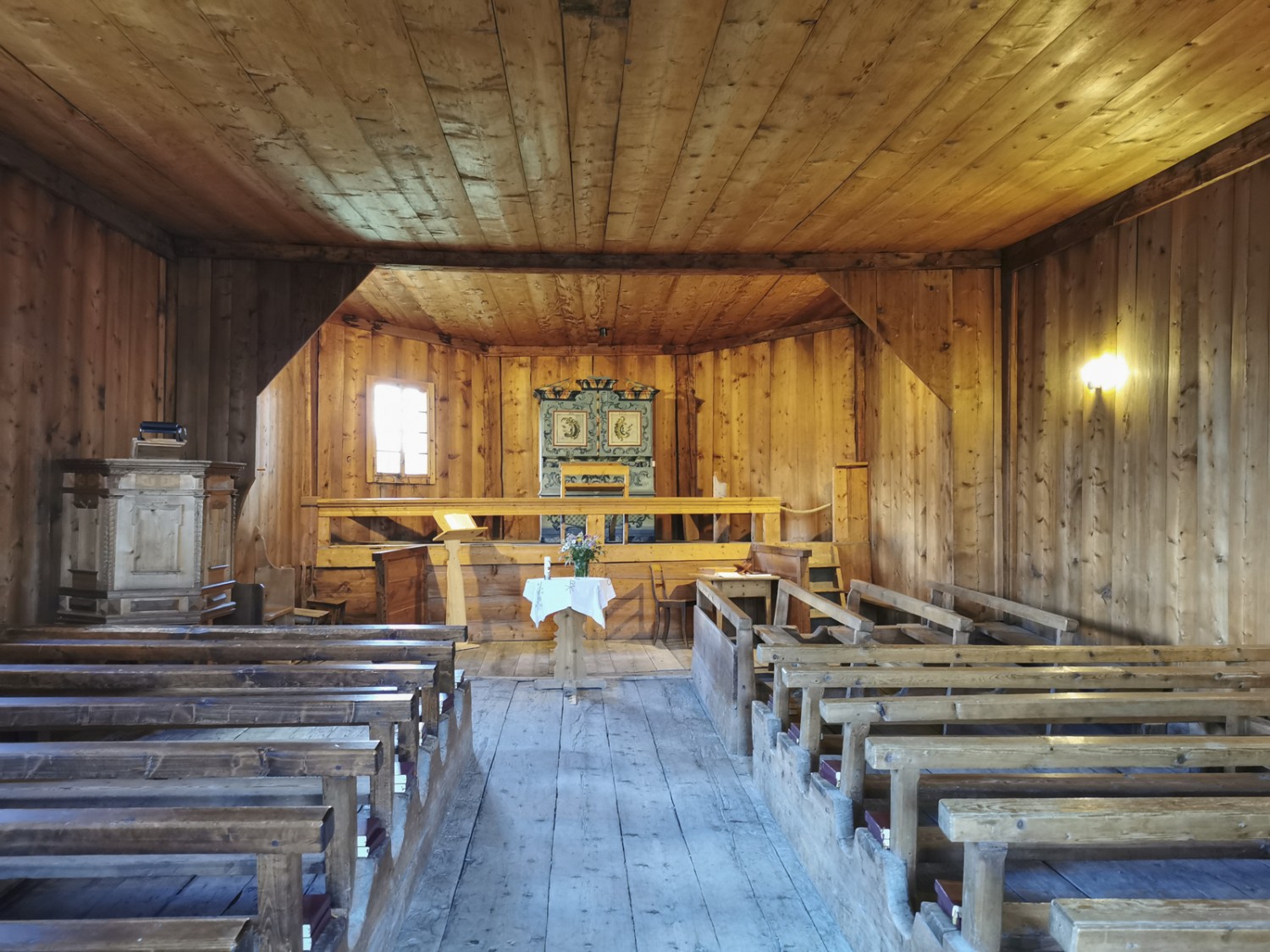 In Obermutten lohnt sich der Besuch der kleinen Kirche. Als einziger Sakralbau der Schweiz ist sie komplett aus Holz gebaut. Bild: Andreas Staeger
