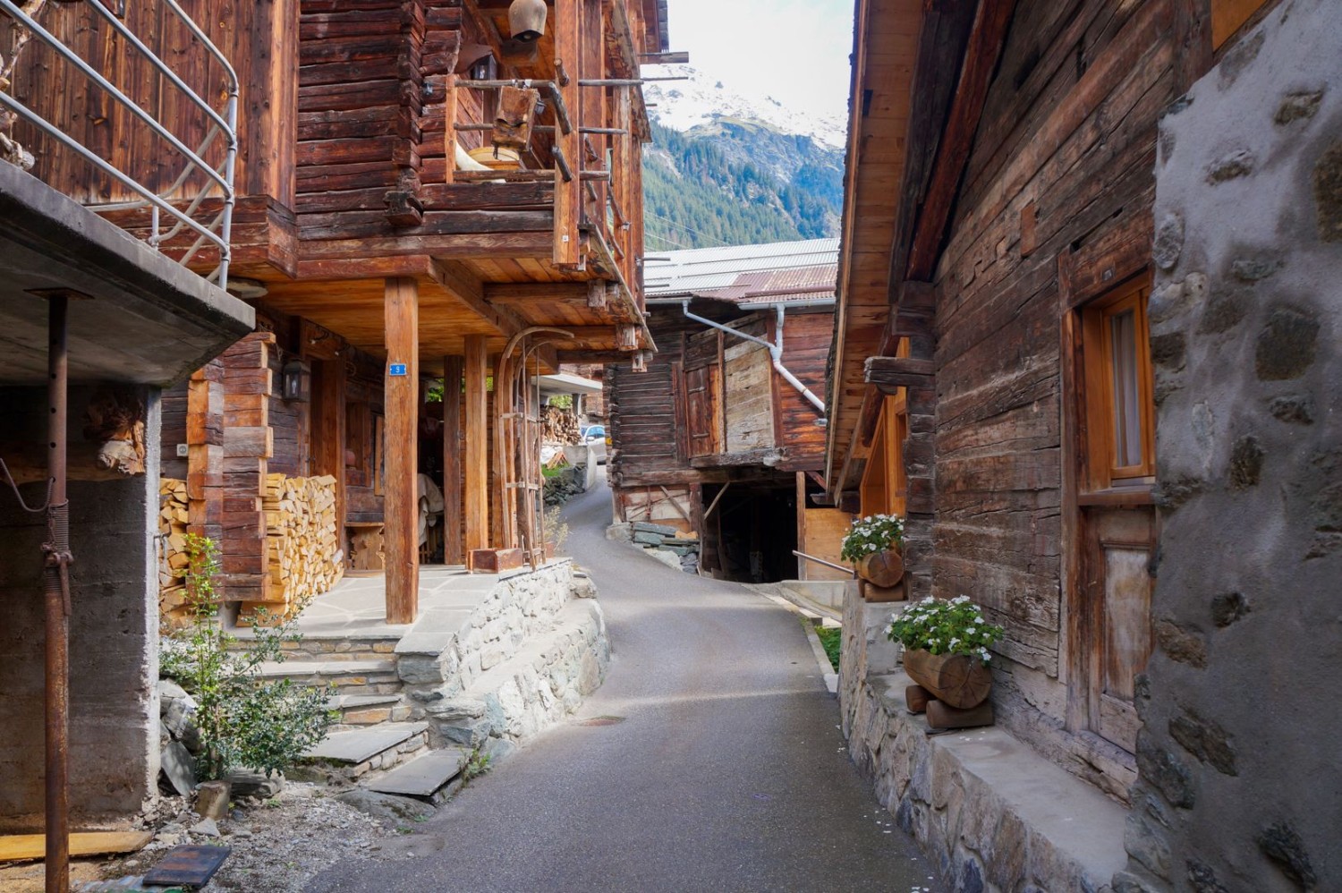 Des chalets au charme certain au cœur du village de Sarreyer.