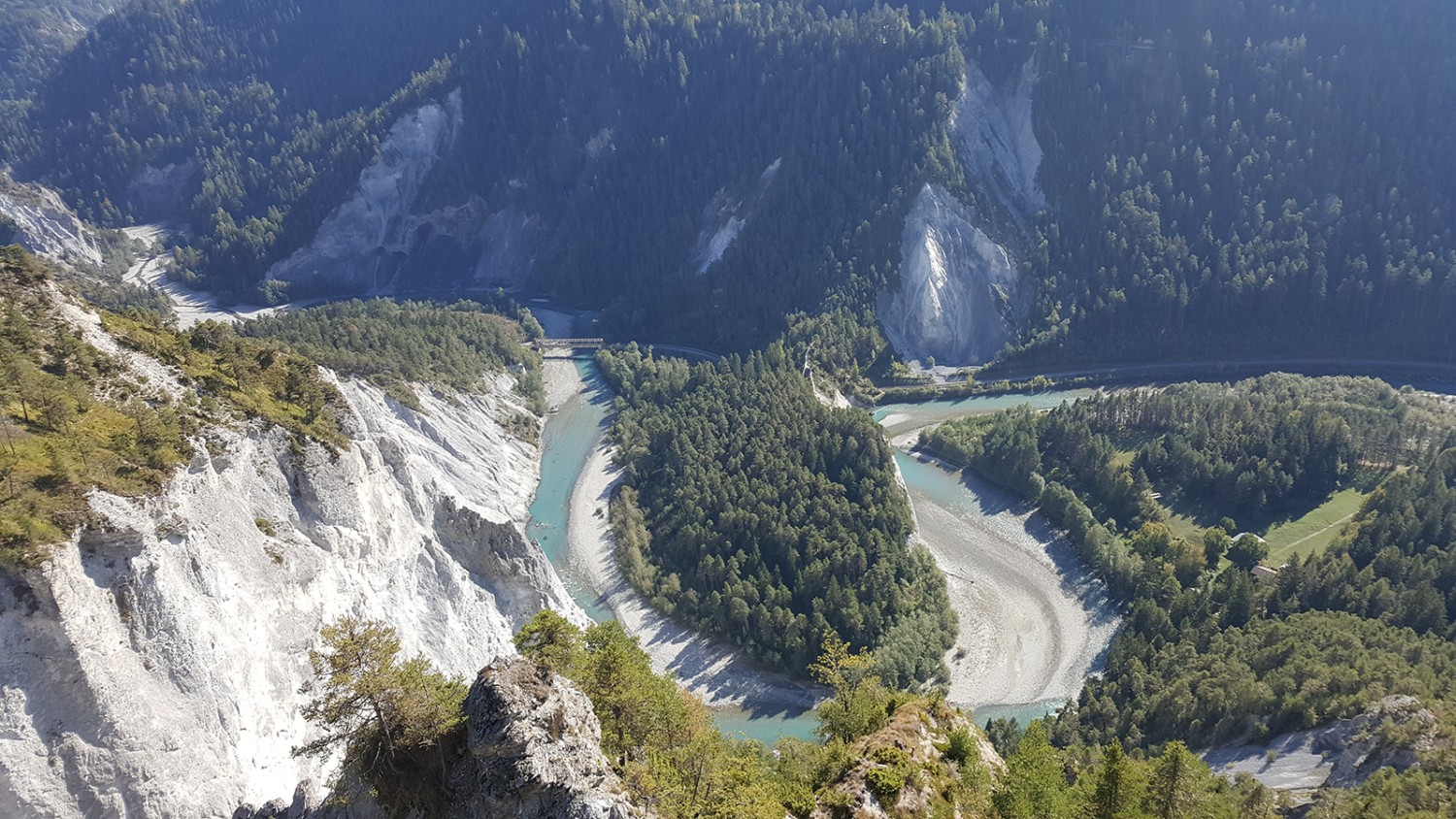 400 Meter tief hat sich der Vorderrhein in die Kalksteinfelsen der Ruinaulta gegraben. Bilder: Alexandra Blatter 