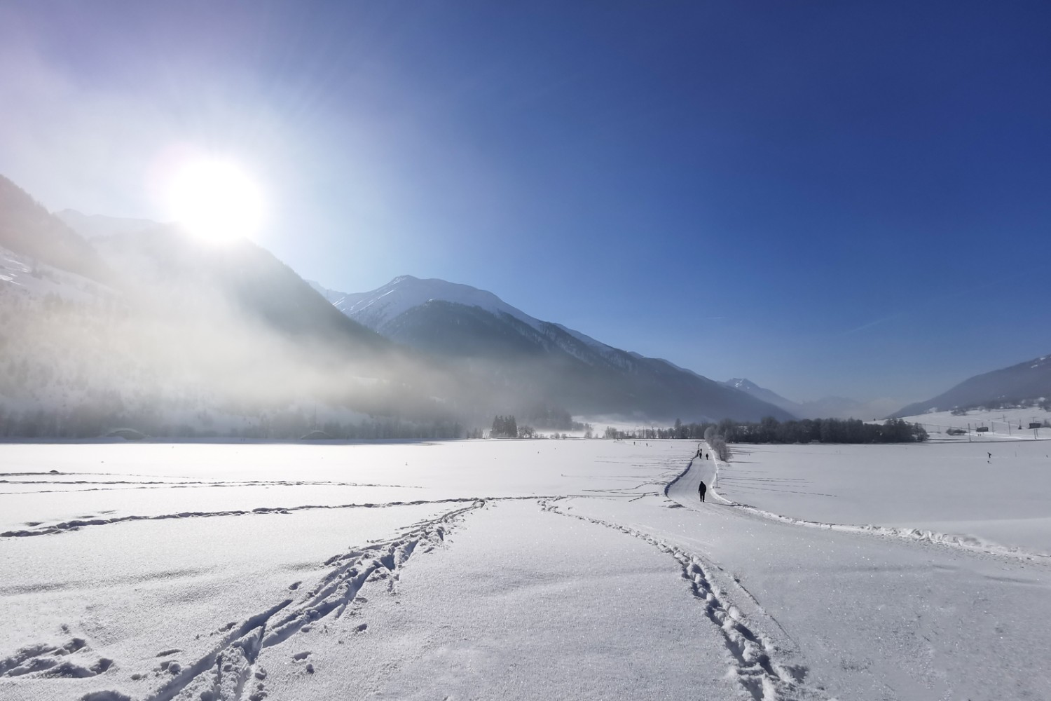 Viel Sonne, Licht und Weite gibt es auf den Winterwanderwegen im weiten Talboden des Obergoms. Bild: Andreas Staeger