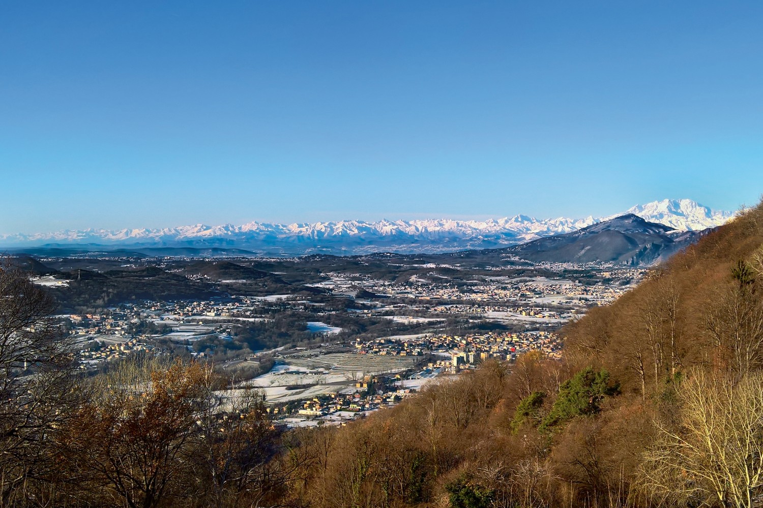 Von San Martino sieht man bis zu den Gipfeln des Piemont.