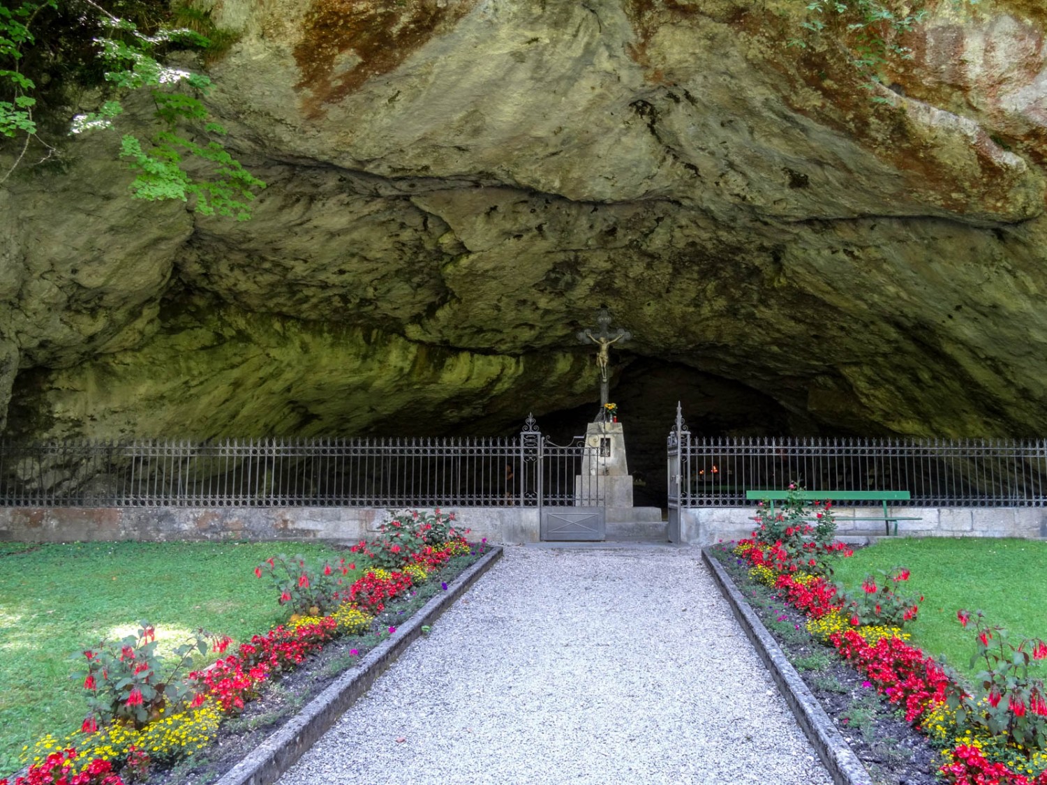 Der Eingang und die Grotte sind liebevoll gepflegt. Bild: Vera In-Albon