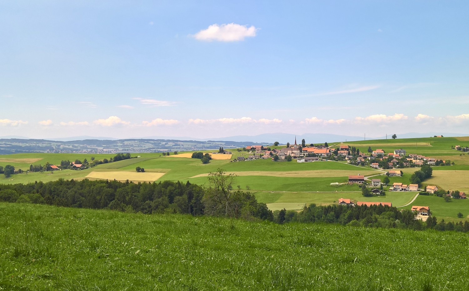 Das Dorf St-Martin liegt am Südhang über dem Tälchen der Mionne.