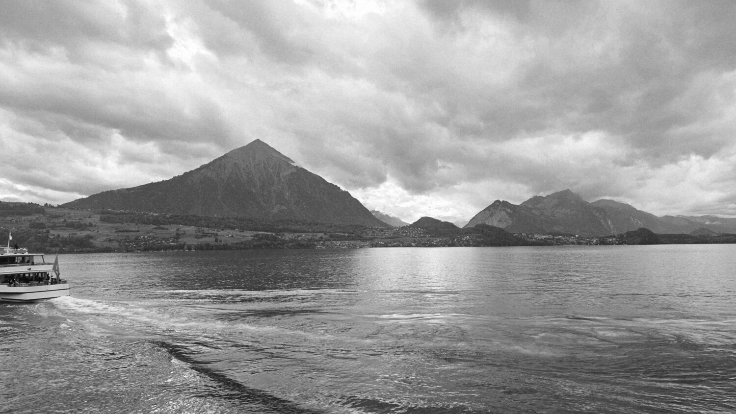 Ausblick auf den Thunersee und den Niesen