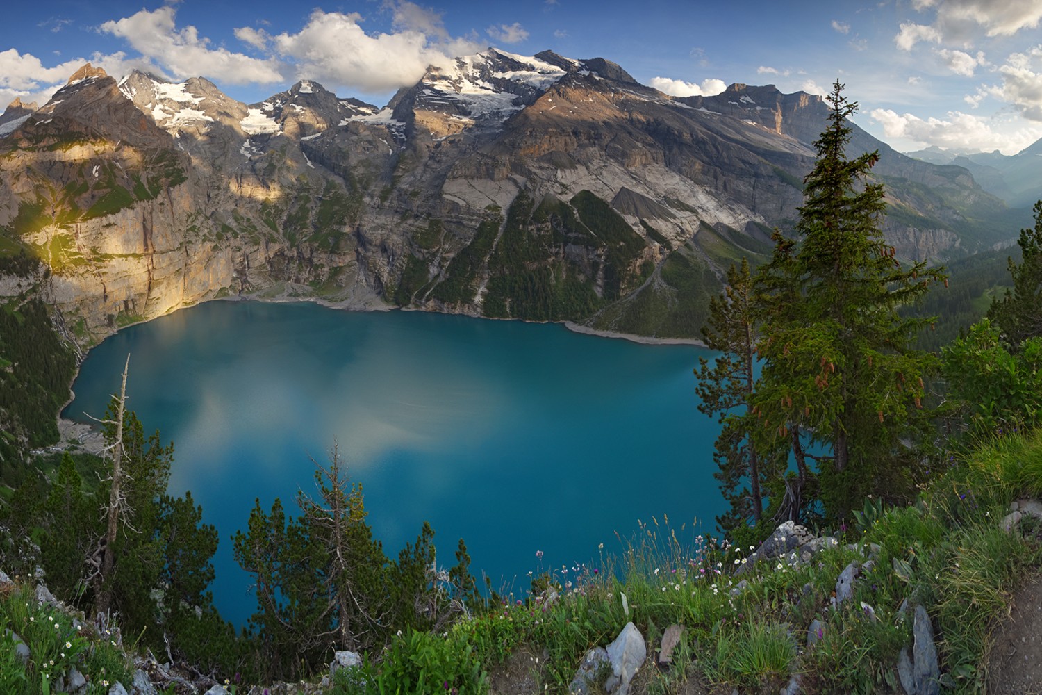Bergidylle vom Heuberg aus mit Blick auf den Oeschinensee und das Blüemlisalpgebirge. Bilder: natur-welten.ch

