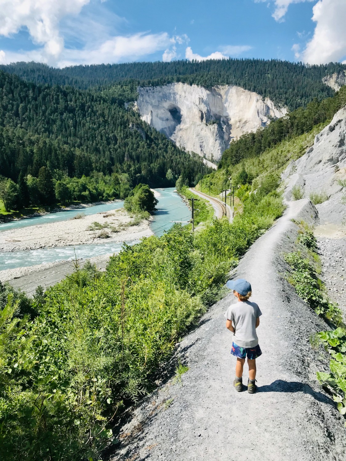 Auch die Eisenbahn durch die Rheinschlucht ist immer wieder zu sehen und fasziniert die Kinder. Bild: Michael Roschi