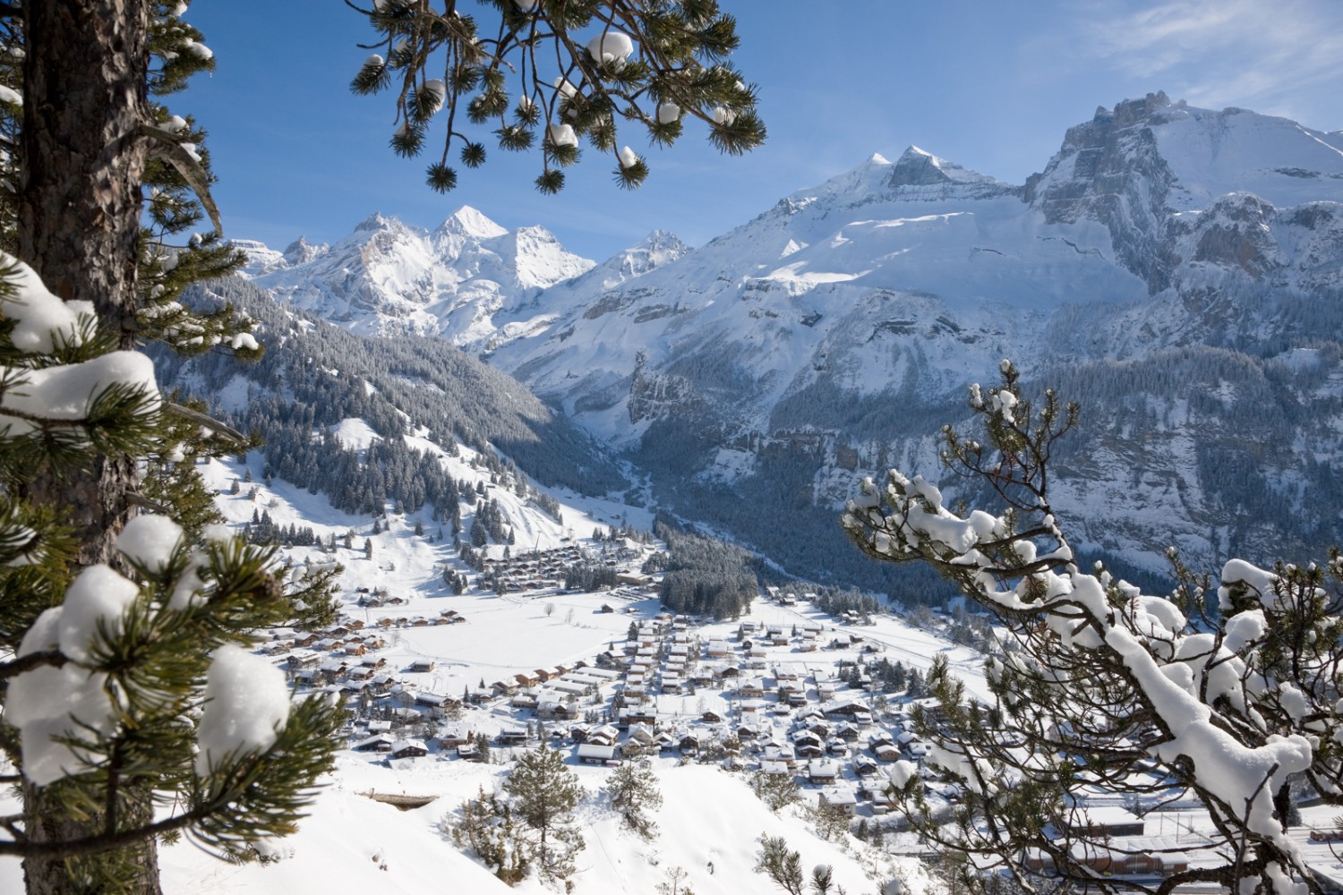 Bei der Risetenegg öffnet sich eine schöne Aussicht auf Kandersteg und die umliegenden Berge. Bild: Kandersteg Tourismus

