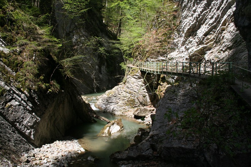 Durch die Jaunbachschlucht führen mehrere Stege und Brücken. 
 