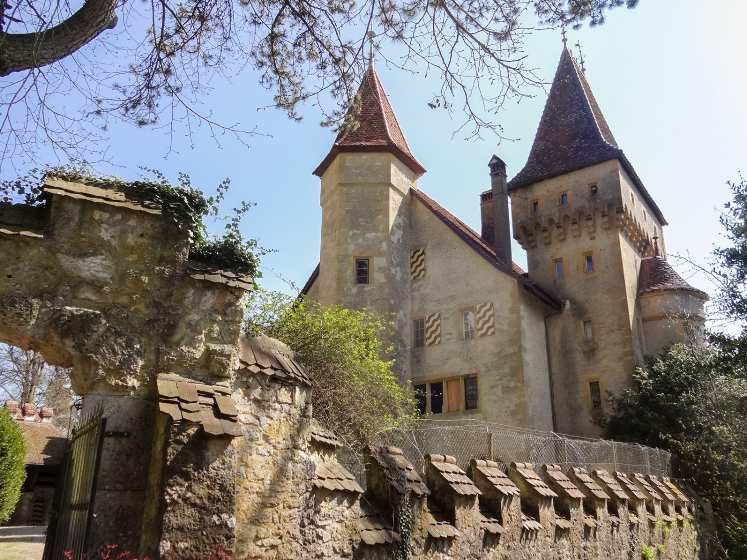 Das zauberhafte Schloss Jeanjaquet überrascht die Wandernden. Bild: Miroslaw Halaba