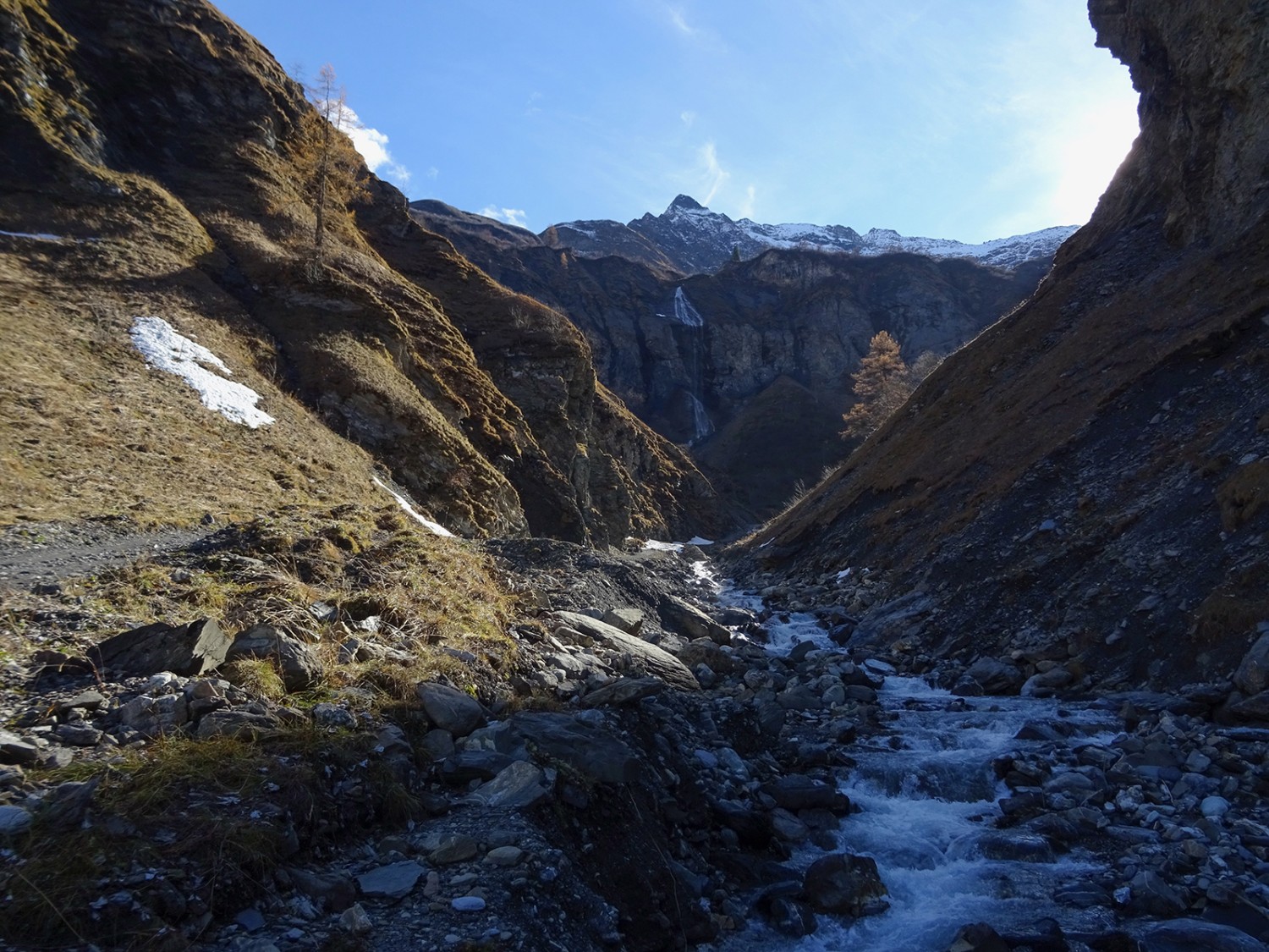 Zur Arena der Wasserfälle bei Batöni