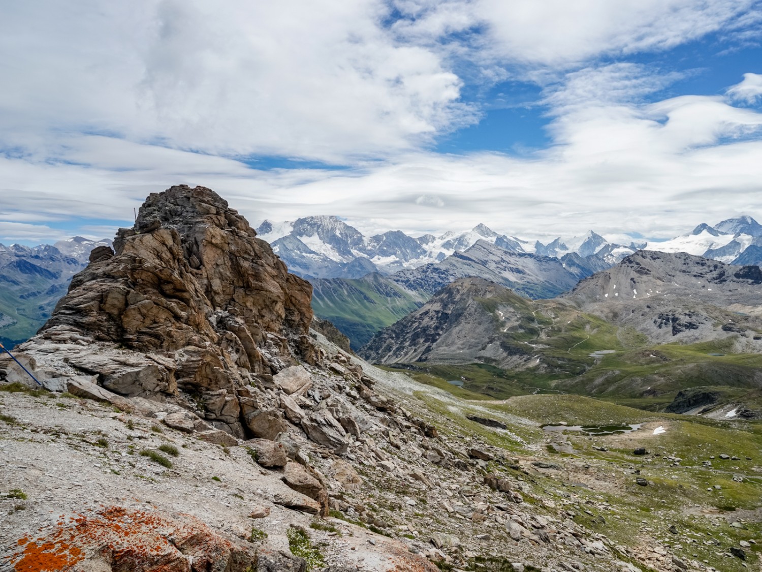 Sicht vom Col des Becs de Bosson zum Weisshorn (links in den Wolken) und zur Dent Blanche (rechts). Bild: Fredy Joss