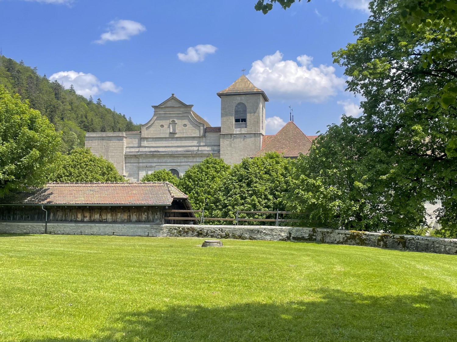 Das spektakuläre Barockkloster in der Jurasonne. Bild: Lukas Frehner