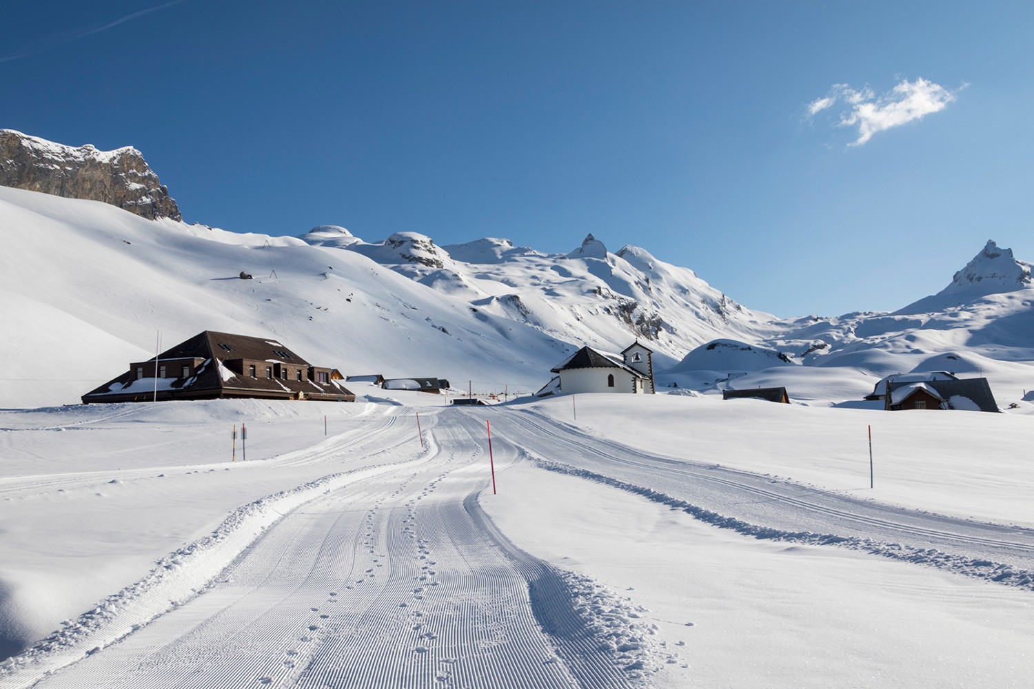 Am Ziel: die Alpsiedlung Tannalp mit Bergrestaurant. Bilder: Severin Nowacki 