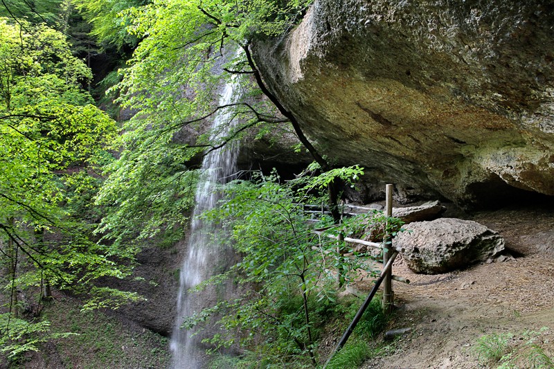 Der Rastplatz in der wildromantischen Brandenfelshöhle liegt hinter einem Wasserfallschleier. Bild: Andreas Sommer
