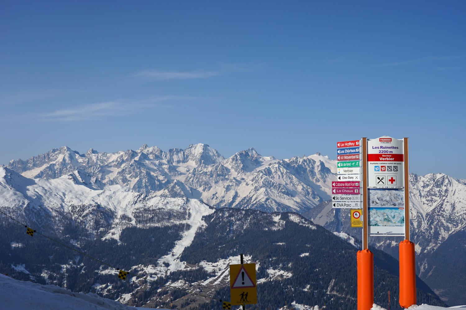 Aux Ruinettes, les panneaux indiquent des pistes dans toutes les directions. Photo: Reto Wissmann 