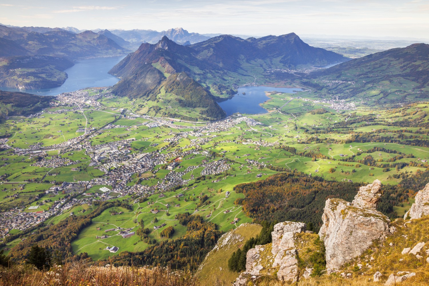 Links der Vierwaldstättersee, rechts der Lauerzersee, dazwischen die Rigi.