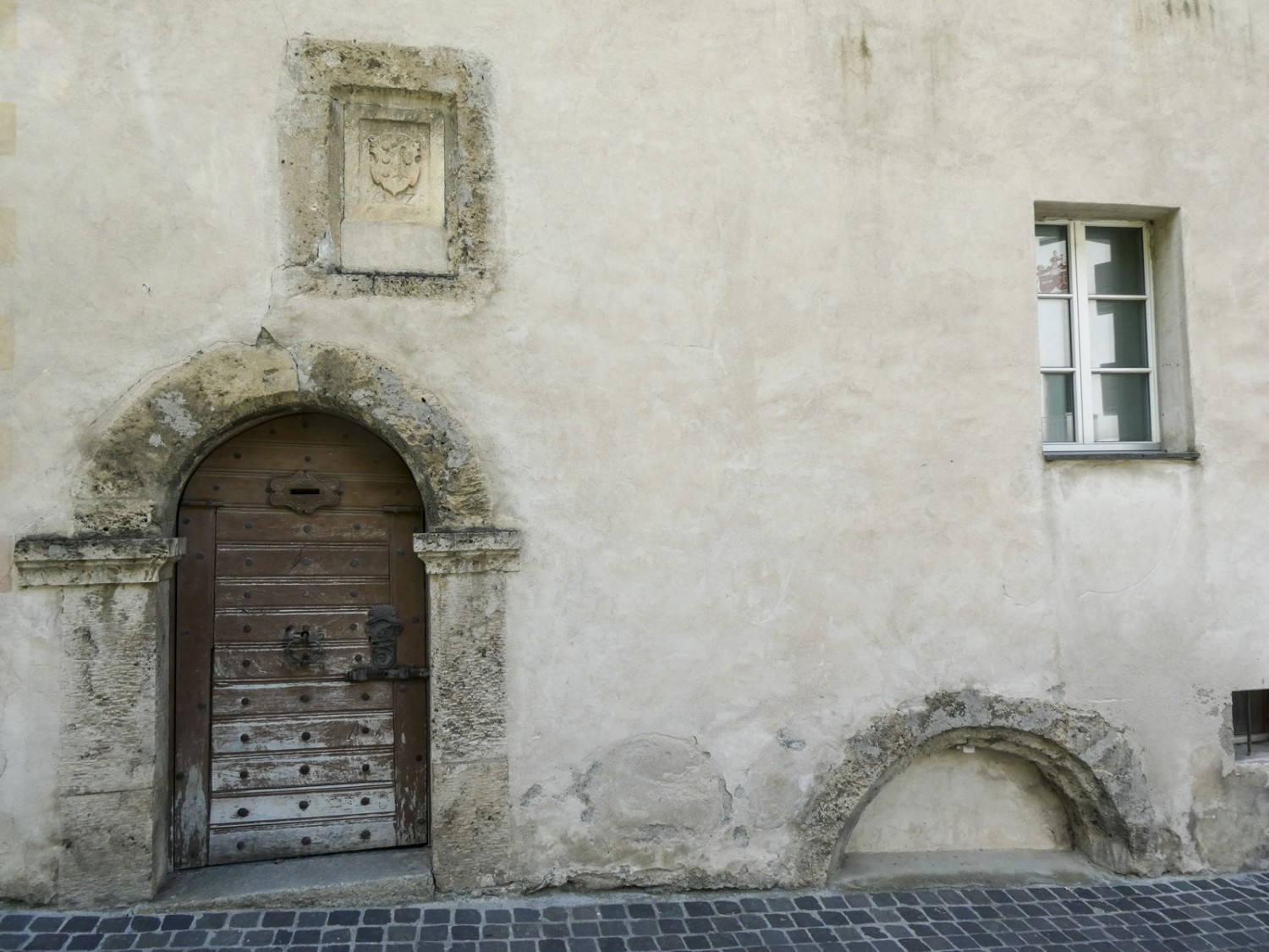 Das Maxenhaus mit dem ältesten Briefkasten der Schweiz. Rechts der zugeschüttete frühere Fensterbogen. Bild: Rémy Kappeler