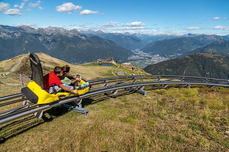 Ob die beiden Rodel-Piloten wohl Zeit haben für den Blick über die Alpe Foppa nach Bellinzona? Bild: Markus Ruff, weitere Fotos: swiss-image.ch / Schweiz Tourismus / Ticino Turismo